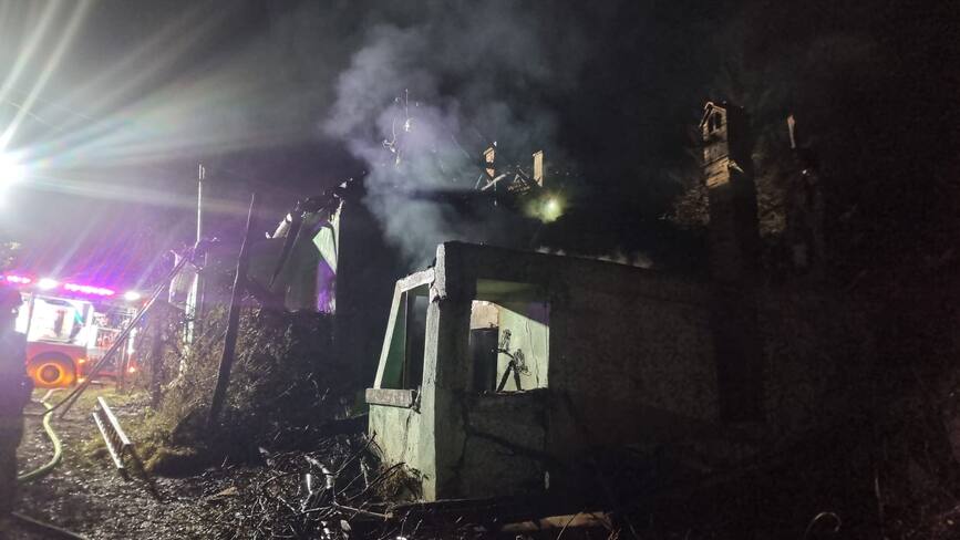 Incendiu la o casa si o anexa gospodareasca | imaginea 2