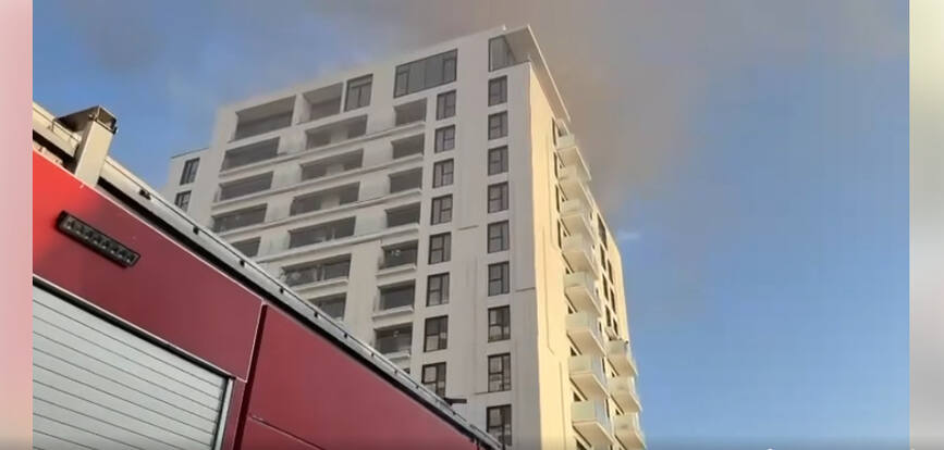 Incendiu la un bloc din Bucuresti   17 locatari au ajuns la spital | imaginea 1