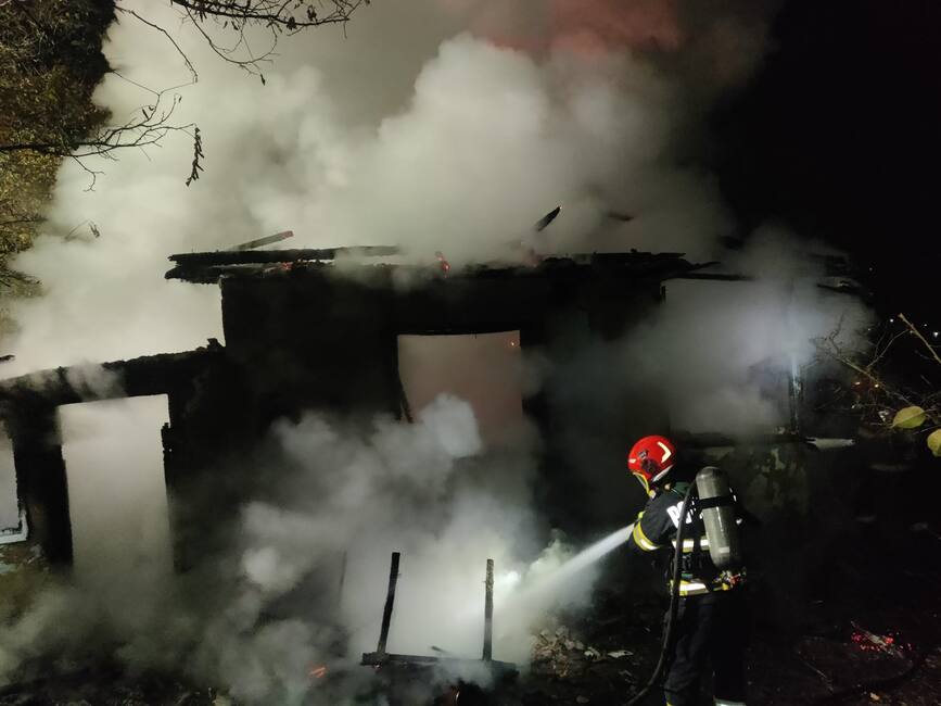 Locuinta complet distrusa de incendiu | imaginea 1