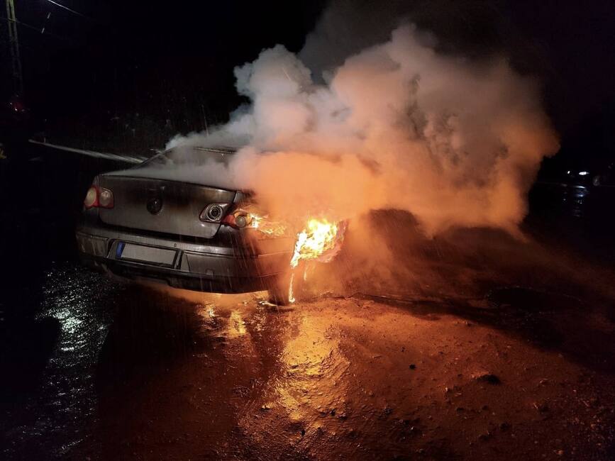 Masina in flacari | imaginea 1