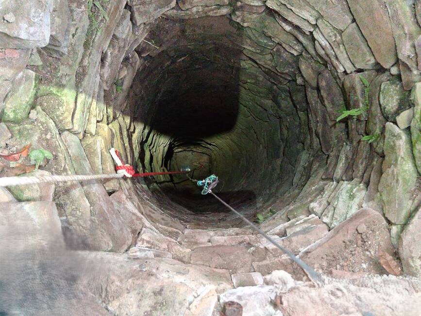 Pisica blocata intr o fantana adanca | imaginea 2