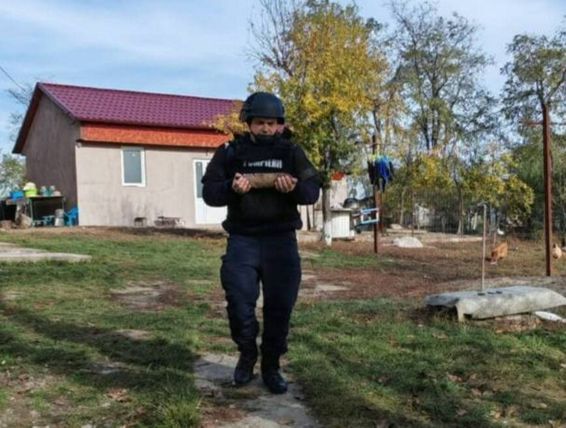 Proiectil descoperit in curtea unei case | imaginea 1