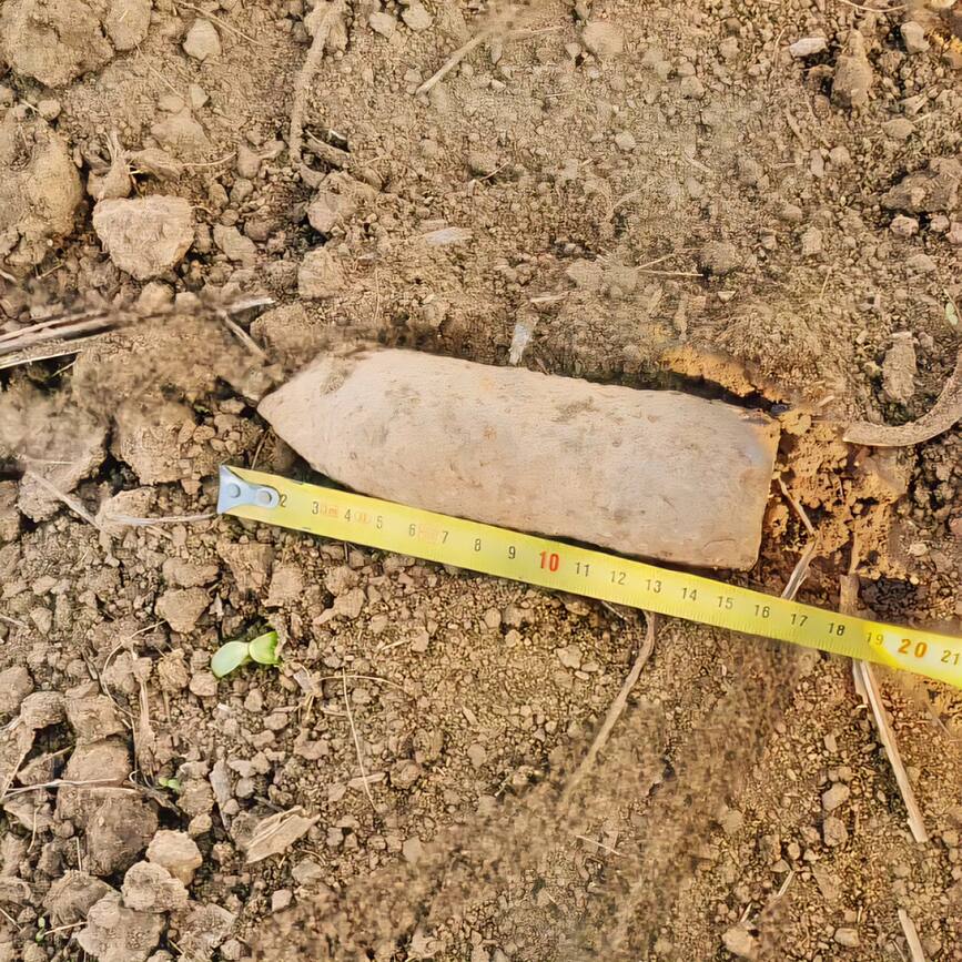 Proiectil descoperit in urma unor lucrari agricole | imaginea 1