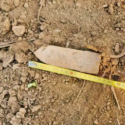 Proiectil descoperit in urma unor lucrari agricole | imaginea 1