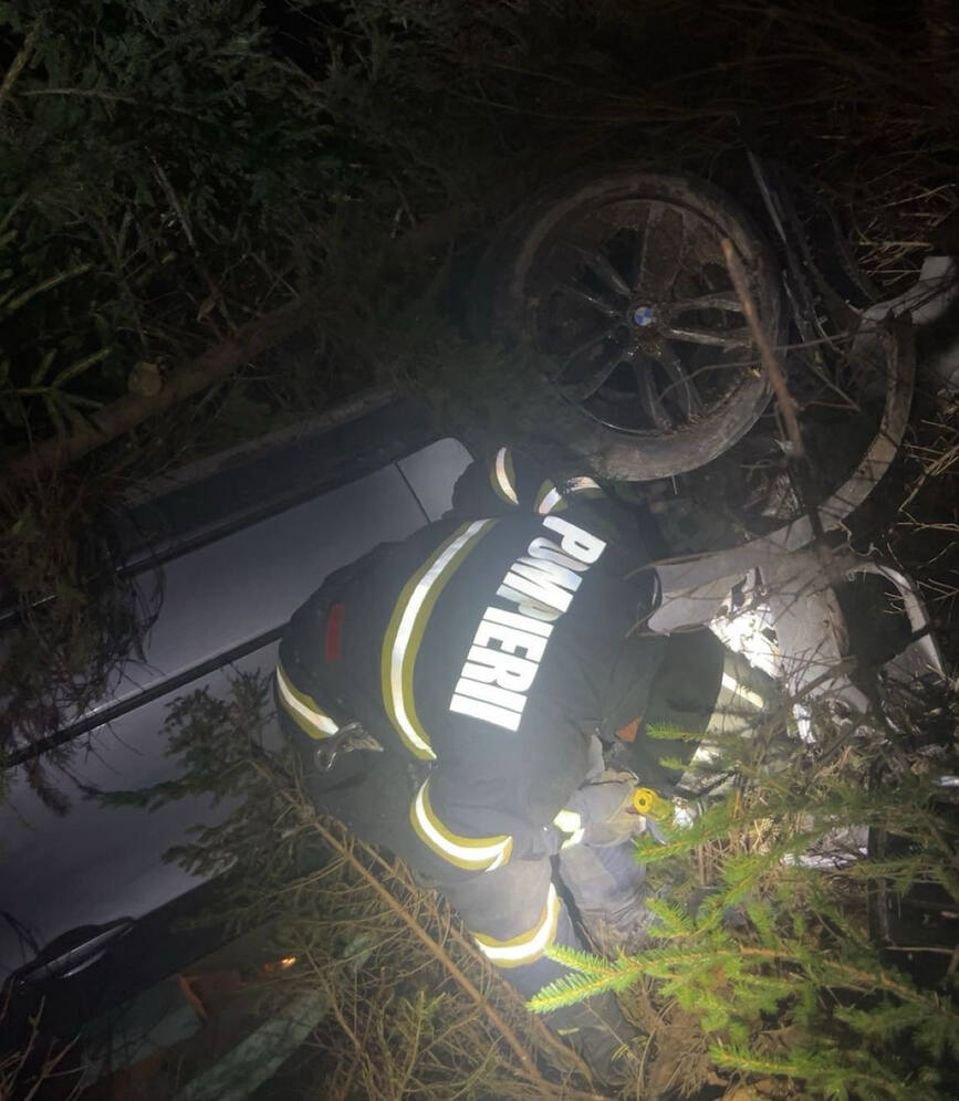 Soferul unui autoturism  salvat de pompieri | imaginea 1