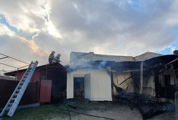 Un scurtcircuit a provocat un incendiu la o anexa | imaginea 1