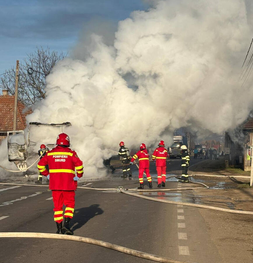 Autocamion in flacari | imaginea 1