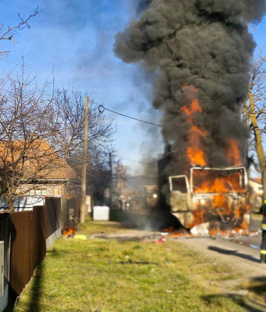 Autocamion in flacari | imaginea 2