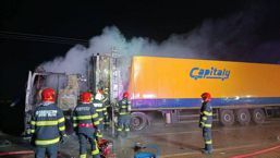 Autocamion in flacari Soferul s a autoevacuat la timp | imaginea 1