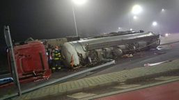 Cisterna rasturnata pe un drum national | imaginea 1