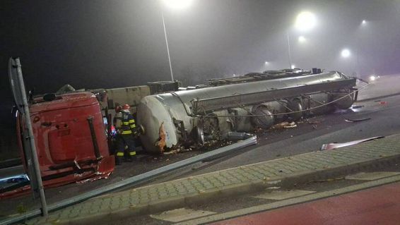 Cisterna rasturnata pe un drum national | imaginea 1