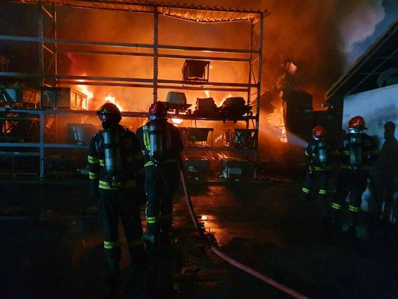 Incendiu generalizat la hala unui operator economic | imaginea 1