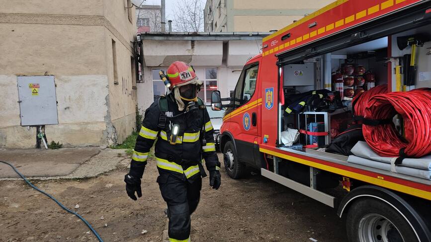 Incendiu intr un bloc din Botosani   24 de persoane evacuate | imaginea 1