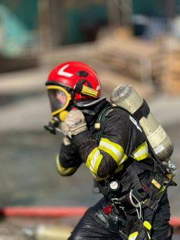 Incendiu la o hala   Au ars tone de seminte de floarea soarelui | imaginea 1