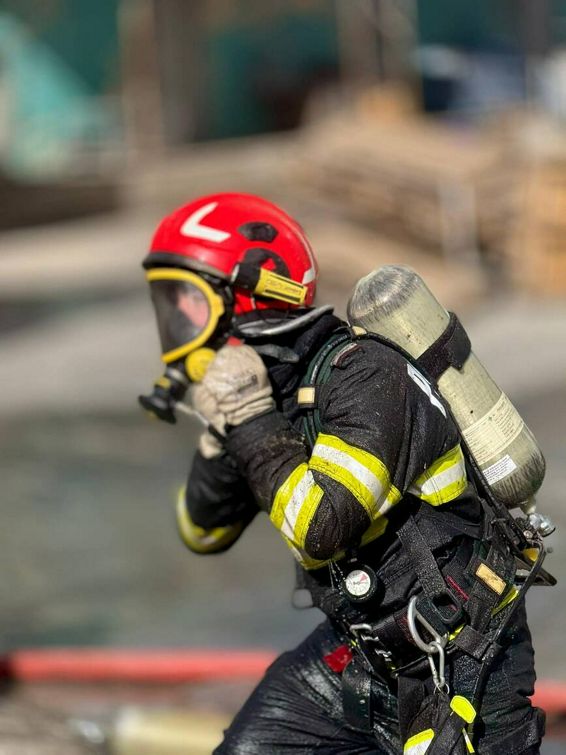 Incendiu la o hala   Au ars tone de seminte de floarea soarelui | imaginea 1