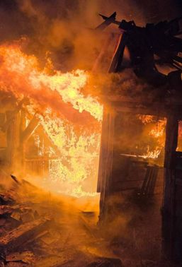 Incendiu la un grajd   Au ars tone de plante furajere | imaginea 1