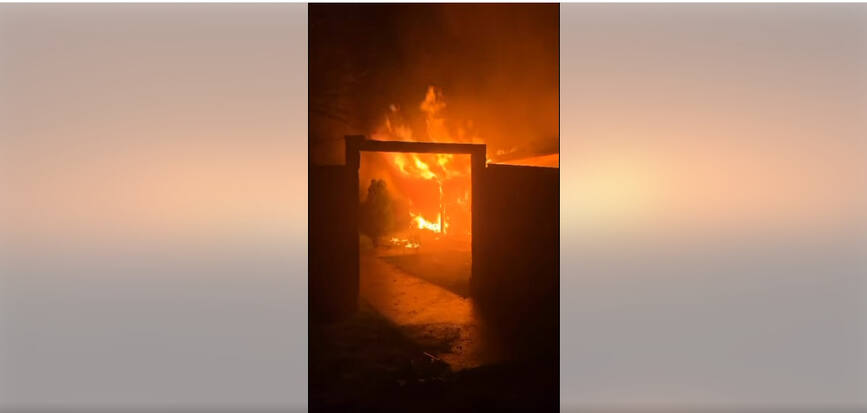 Incendiu violent la o casa cu etaj | imaginea 1