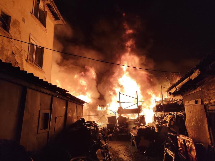 Incendiu violent la un depozit de mase plastice | imaginea 1