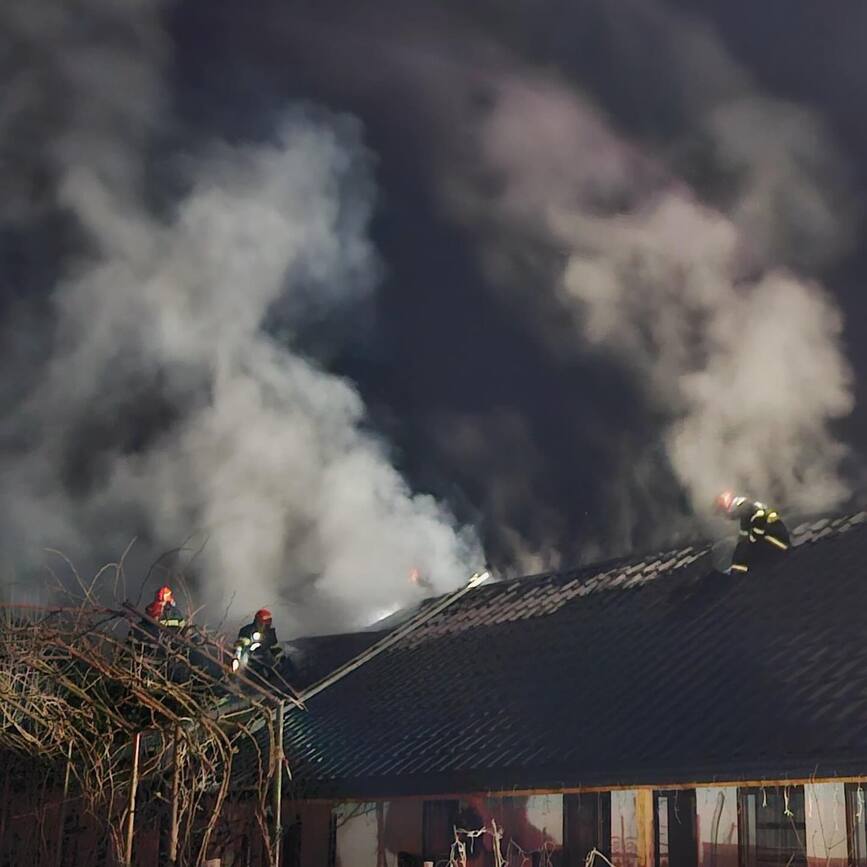 Atentie la cosurile de fum  Acoperis distrus de flacari | imaginea 1