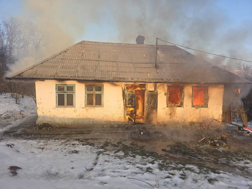 Casa arsa complet si proprietar transportat la spital cu arsuri | imaginea 1