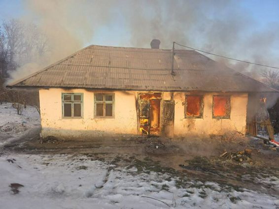 Casa arsa complet si proprietar transportat la spital cu arsuri | imaginea 1