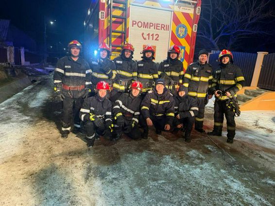 Casa in flacari   Mobilizare comuna a pompierilor militari si voluntari | imaginea 1