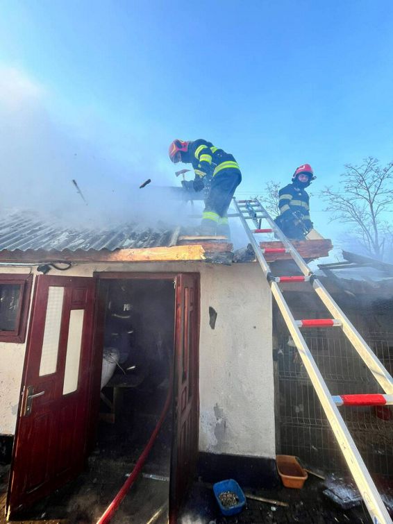 Casa salvata la limita   Incendiu provocat de cenusa incinsa | imaginea 1