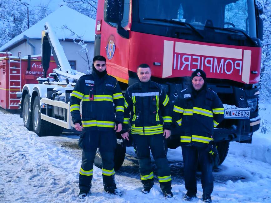 Drumuri deblocate si interventii de urgenta dupa ninsorile abundente | imaginea 1