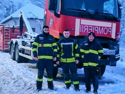 Drumuri deblocate si interventii de urgenta dupa ninsorile abundente | imaginea 1