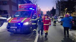 Explozie intr un bloc   Doua victime si zeci de locatari evacuati | imaginea 1
