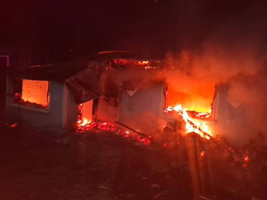 Explozie si incendiu devastator intr o gospodarie vasluiana | imaginea 1