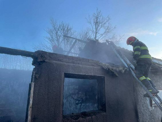 Incendiu cu victima  provocat de un cos de fum defect | imaginea 1