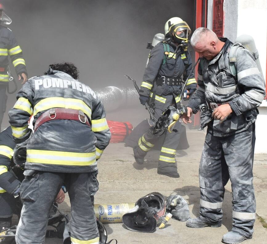 Incendiu izbucnit la un apartament din Ramnicu Valcea | imaginea 1