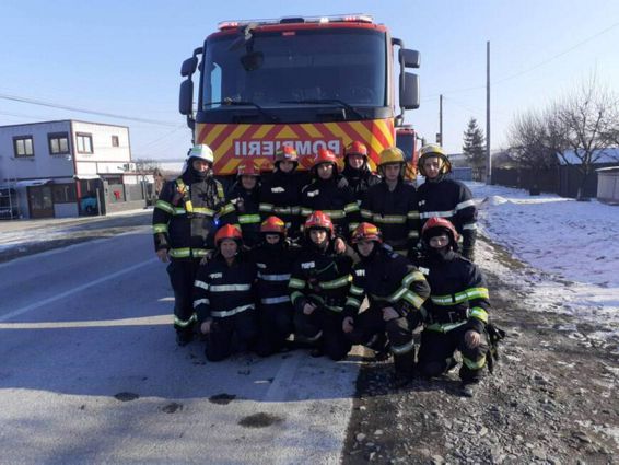 Incendiu la o locuinta   Mobilizare masiva a pompierilor | imaginea 1