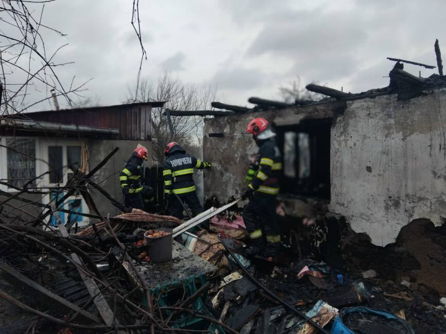 Incendiu violent   Casa distrusa de flacari | imaginea 1