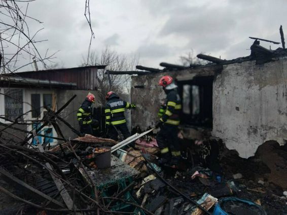 Incendiu violent   Casa distrusa de flacari | imaginea 1