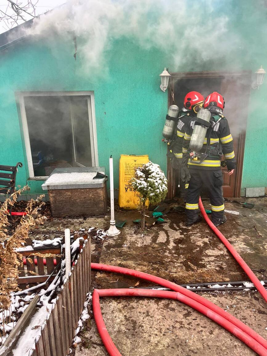 Incendiu violent din cauza unui cos de fum | imaginea 2