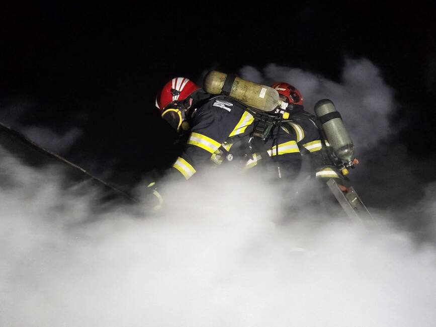 Incendiu violent la o casa din Giurgiu | imaginea 1