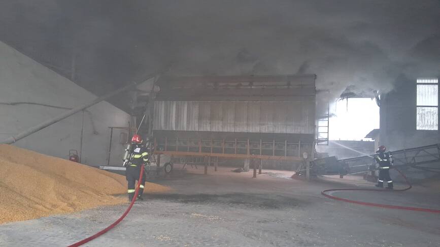 Noapte de foc in Bihor  Patru incendii stinse de pompieri in 13 ore | imaginea 1