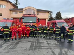 Salvare dramatica a unui barbat cazut sub gheata raului | imaginea 1