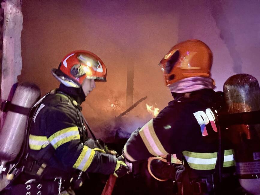 Service auto si depozit al Primariei  afectate de flacari | imaginea 1