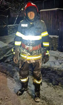 65 de pasari salvate de pompieri din calea flacarilor | imaginea 1