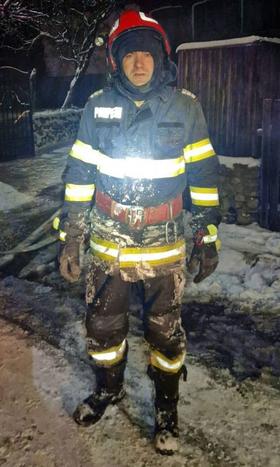 65 de pasari salvate de pompieri din calea flacarilor | imaginea 1