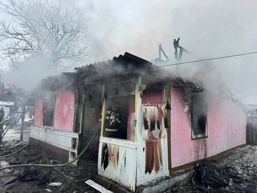 Casa mistuita de flacari  Proprietarul nu era acasa | imaginea 1