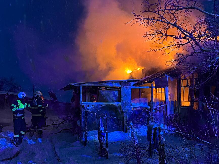 Gospodarie mistuita de flacari | imaginea 1