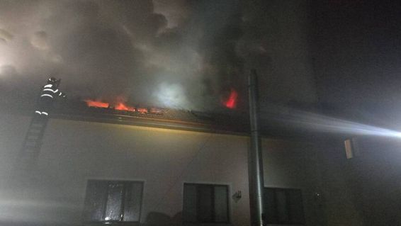 Incendiu de amploare la o pensiune | imaginea 1