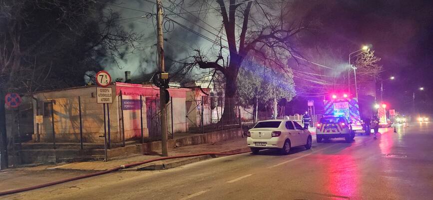 Incendiu la o casa abandonata din Iasi | imaginea 1