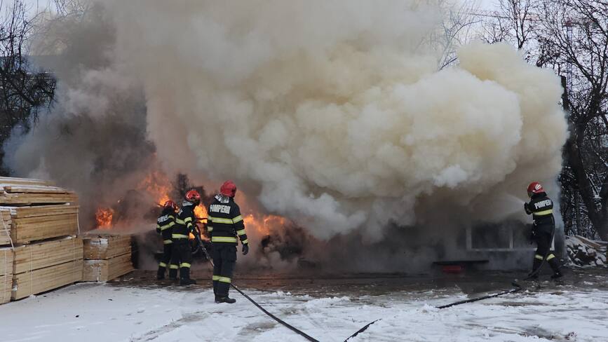 Incendiu la rulota si container  la o fabrica de cherestea | imaginea 1