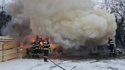 Incendiu la rulota si container  la o fabrica de cherestea | imaginea 1