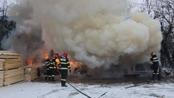 Incendiu la rulota si container  la o fabrica de cherestea | imaginea 1
